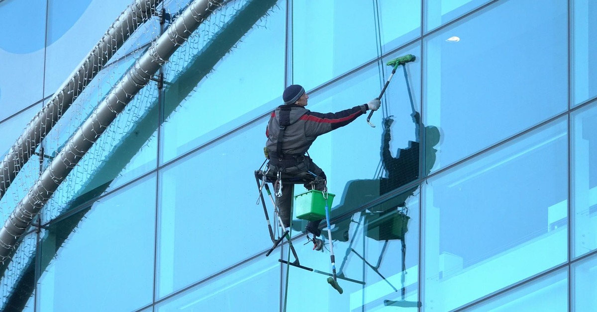 Čistenie okna stierkou bez šmúh