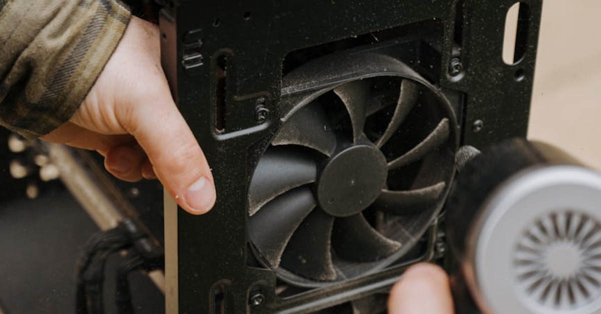 Čistenie stolového ventilátora od prachu handričkou