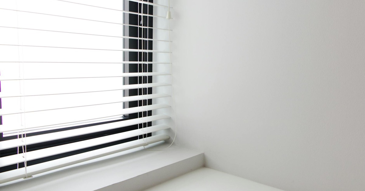 Čistenie bielych okenných žalúzií prachovkou