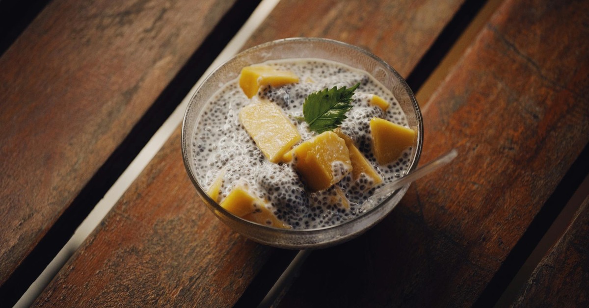 Chia pudding s ovocím v pohári