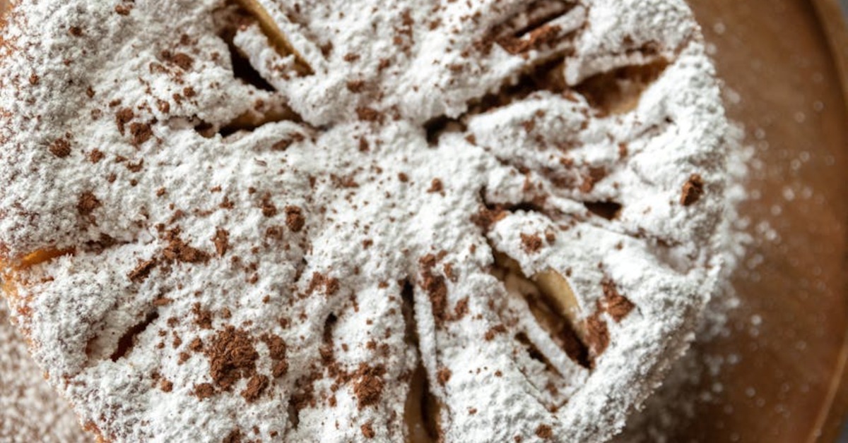 Jablkový koláč posypaný práškovým cukrom