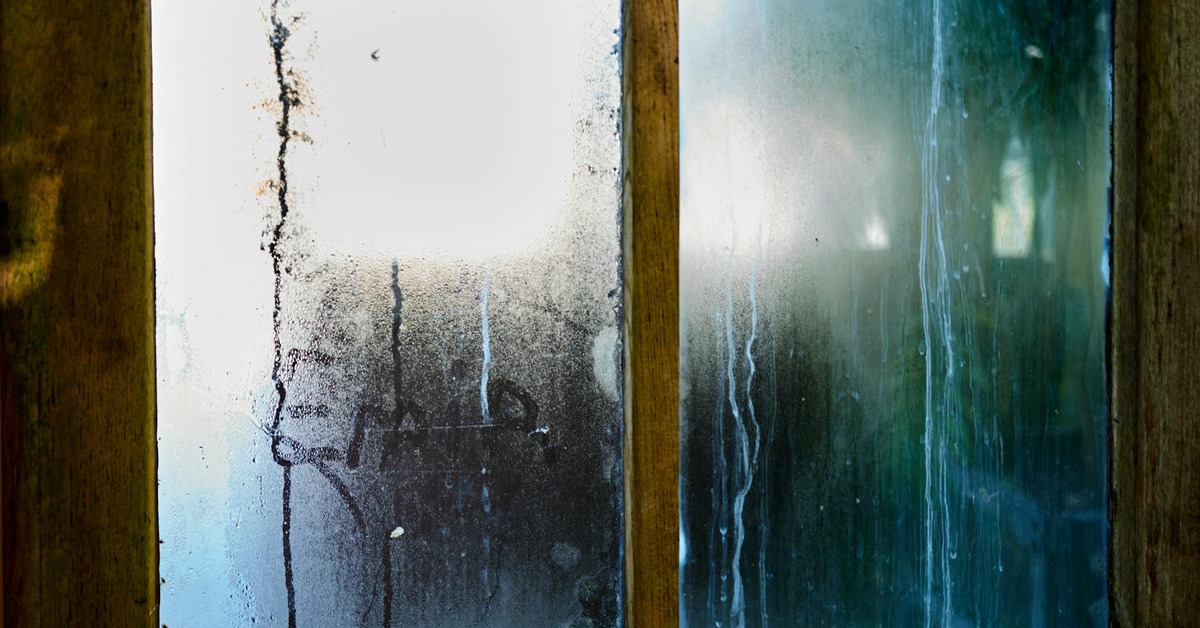 Rosiace sa okno s kvapkami na skle