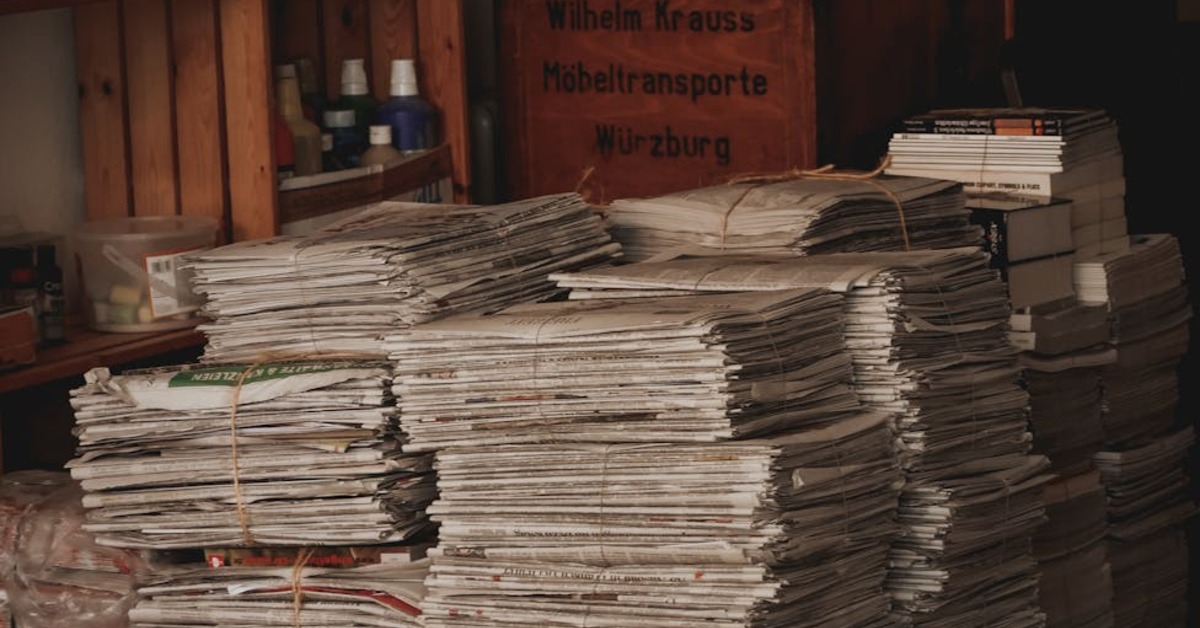 Staré noviny uložené na poličke